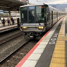 石山駅にて、223系新快速近江塩津行き。