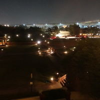 夜の部屋からの眺望。近くを高架鉄道が走っている