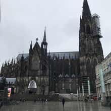 雨の中の大聖堂