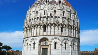 斜塔、大聖堂と共に