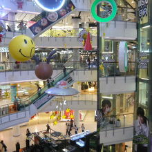 高架からセントラルワールドに入ると、巨大な吹き抜けが見えます