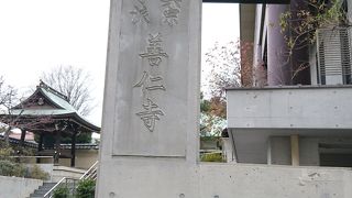 モダンな建物に驚き
