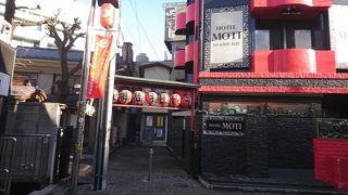 ラブホテルに囲まれた神社