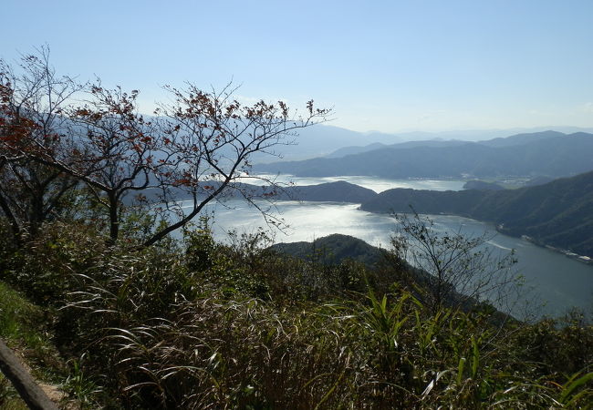 北側（山頂公園側）と南側（国道162号線沿い）、両方から三方湖をみよう