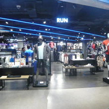 セントラルワールドの内部です。独特の照明が、とても印象的です