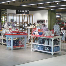 明るいセントラルワールドの店内の商品です。鮮やかな彩です。