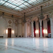 大理石で造られた大広間