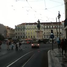 フィゲイラ広場手前のプラタ通り