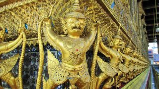 エメラルドの仏を安置する　エメラルド寺院