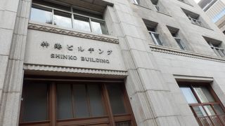 元川崎汽船本社ビル、レトロなビルが並んでいる地域です　