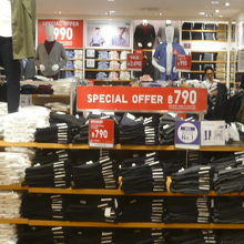 セントラルワールドのユニクロ店内の商品です。種類が豊富です。