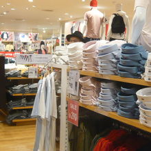 セントラルワールドのユニクロの商品です。若者を主にしている？