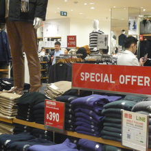 セントラルワールドのユニクロです。特価とあり、約４００バーツ
