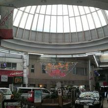 12月でサンタなどの電飾飾りがつつましく飾られてました