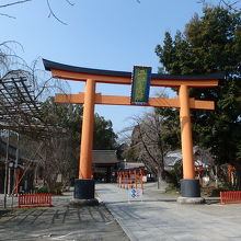 鳥居。「平野皇大神」の扁額。