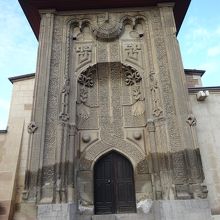 新学校の入り口の彫刻も素晴らしかったです。