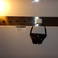 ベッドサイドのヘッドホンでテレビの音声を聞きます