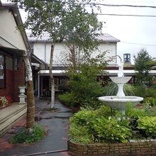 手前がショップ、道路の反対側が工場のロケーション