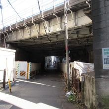 西方向のやや離れたところからの様子(神田駅は左手)