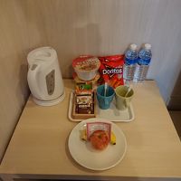 カップ麺、お菓子、フルーツ、お水ありました。