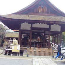 境内で作業中でした