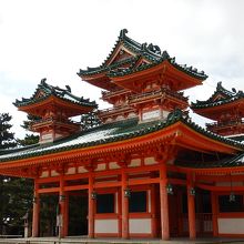 左右の建物も雪が積もっていて、赤、緑、白が不思議なバランスを