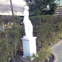 公園内にある像