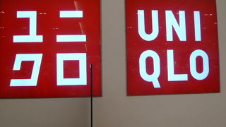 サイアムパラゴンの中にユニクロが、店舗を構えています。サイアム駅の北側になります。