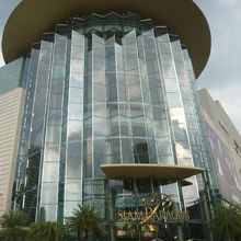 サイアムパラゴンの正面入口です。ユニクロが入っています。