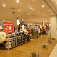 サイアムパラゴンのユニクロの商品です。カジュアルが主体です。