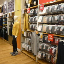 店内の周囲の商品棚は、高い位置まであります。見にくいかも。