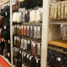 ユニクロらしい靴下の展示要領です。幅広い商品の種類です。