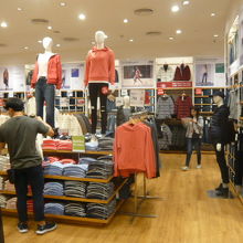 店舗の中央付近の商品は、手に取り易い位置に置かれています。