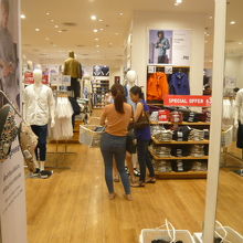 買い物かごを片手にした顧客です。ユニクロらしい飾らぬ姿です。