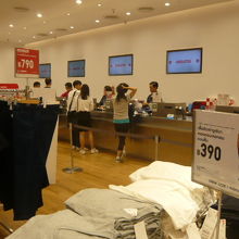 ユニクロの商品の列の奥が、会計カウンターになっています。