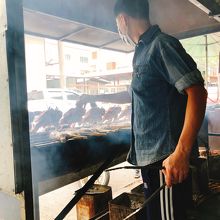 店頭では沢山の鶏肉を焼いています