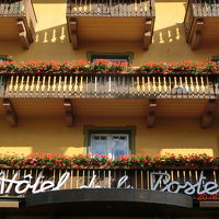 窓辺の花が綺麗な、アルプスらしい景色です