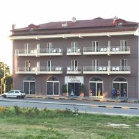 大きな道路沿いの見晴らしの良いところに建ってます