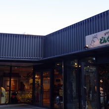 テラスに面した店舗