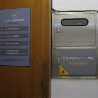 ビルの何フロアかを改装したゲストハウスです。