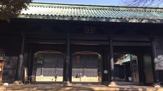 お堂の前の大きな門