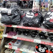 くまモングッズが充実。