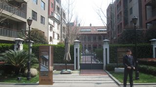 警備員が立っていました