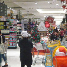 グルメマーケットの商品の様子です。クリスマスの時期ですので