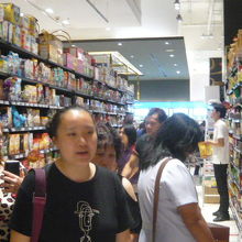 店舗内に、多くの商品が揃えられているグルメマーケットです。