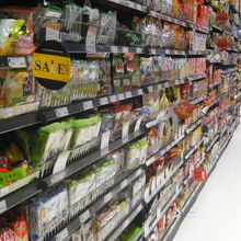 多種多様な商品が、山のように取り揃えてあります。迷います。