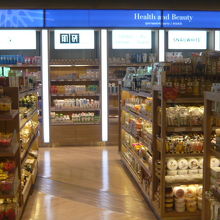 ﾊﾟﾝやミルク、ジュース等が、いろいろな種類が揃っています。