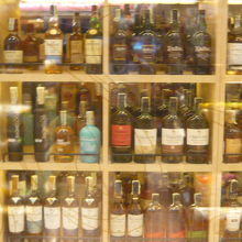 アルコール類も豊富です。価格の方は、分かりませんが高いかも