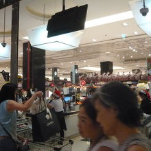 会計のカウンターです。かなり多くの利用客で大忙しの様子です。