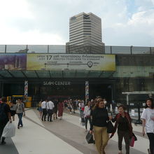 サイアムセンターの入口と前庭です。背中がサイアムパラゴンです